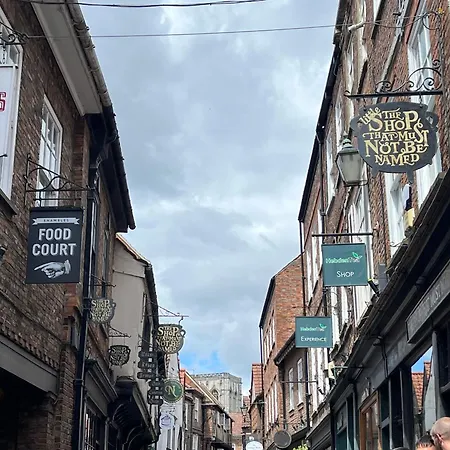 Superb New Build Centre Flat And Gym