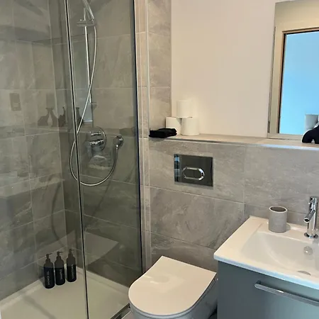 Superb New Build Centre Flat And Gym Lägenhet