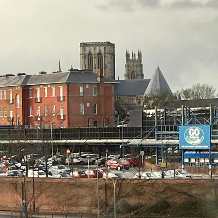 Superb Modern Central Flat With Free Parking, Gym And Minster Views * York