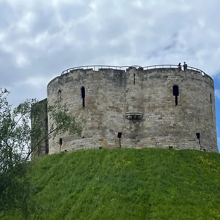 Superb New Build Centre Flat And Gym