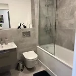 Superb New Build Centre Flat And Gym דירה