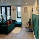 Superb New Build Centre Flat And Gym דירה *