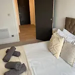 Superb New Build Centre Flat And Gym *